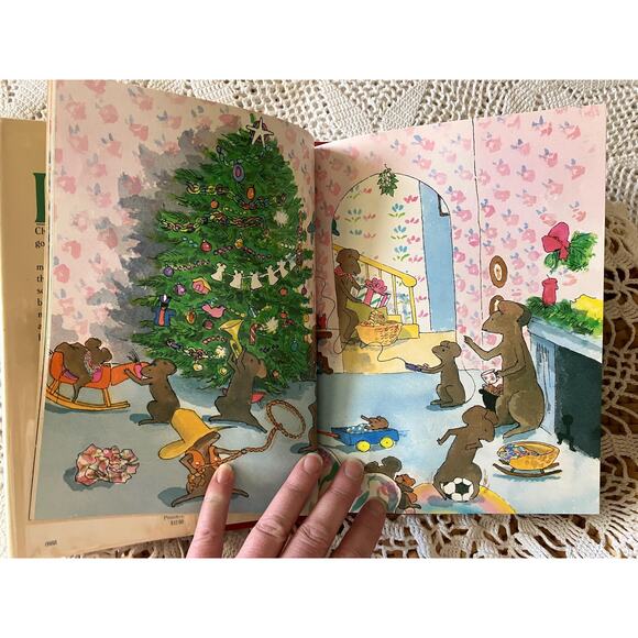 1988 The Christmas Gift by Emily Arnold McCully, Ex Library Book - Picture 3 of 7